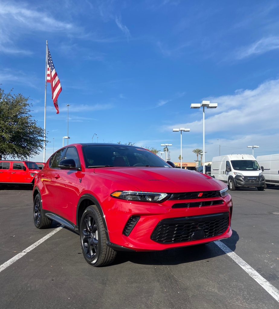 Sleek exterior with an eco heart - just two of the many reasons we love the plug-in hybrid Hornet RT! 🚘️

#hornetrt #dodge #pluginhybrid #compactsuv #dodgehornet #billluke