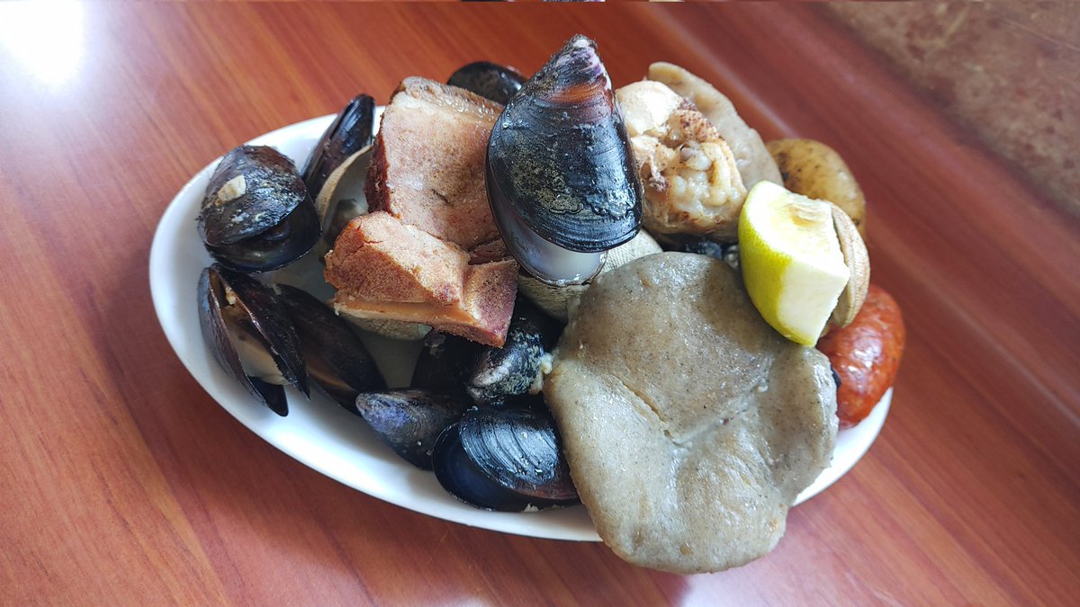 duffilled's tweet photo. A #curanto (seafood and potato bake) lunch at one of the stalls in #Dalcahue's market. #Chiloé https://t.co/Vnf68FQvZw