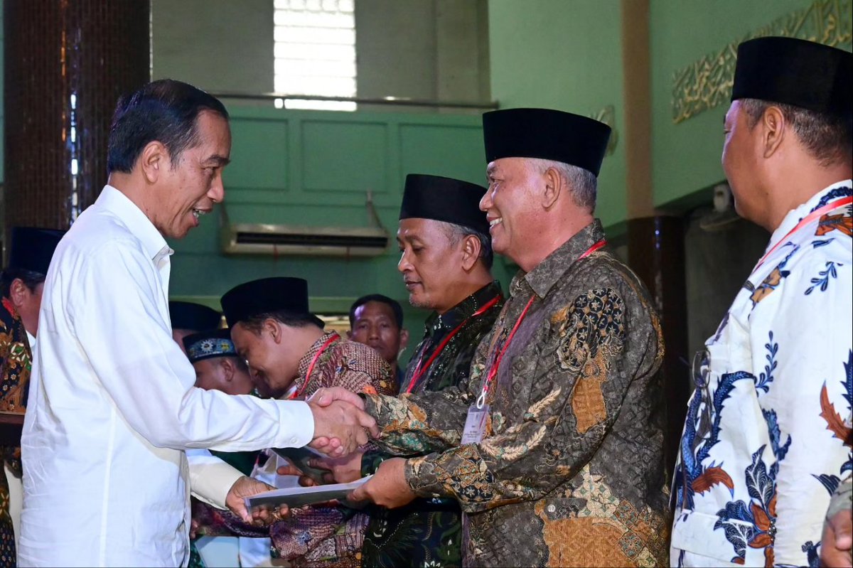 Dari GOR Delta di Kabupaten Sidoarjo untuk penyerahan sertifikat tanah untuk rakyat, kemarin, saya beranjak ke Masjid Agung Sidoarjo. Kali ini, saya menyerahkan 1.000 sertifikat tanah wakaf kepada para penerima.

Adanya sertifikat wakaf ini penting untuk mencegah terjadinya