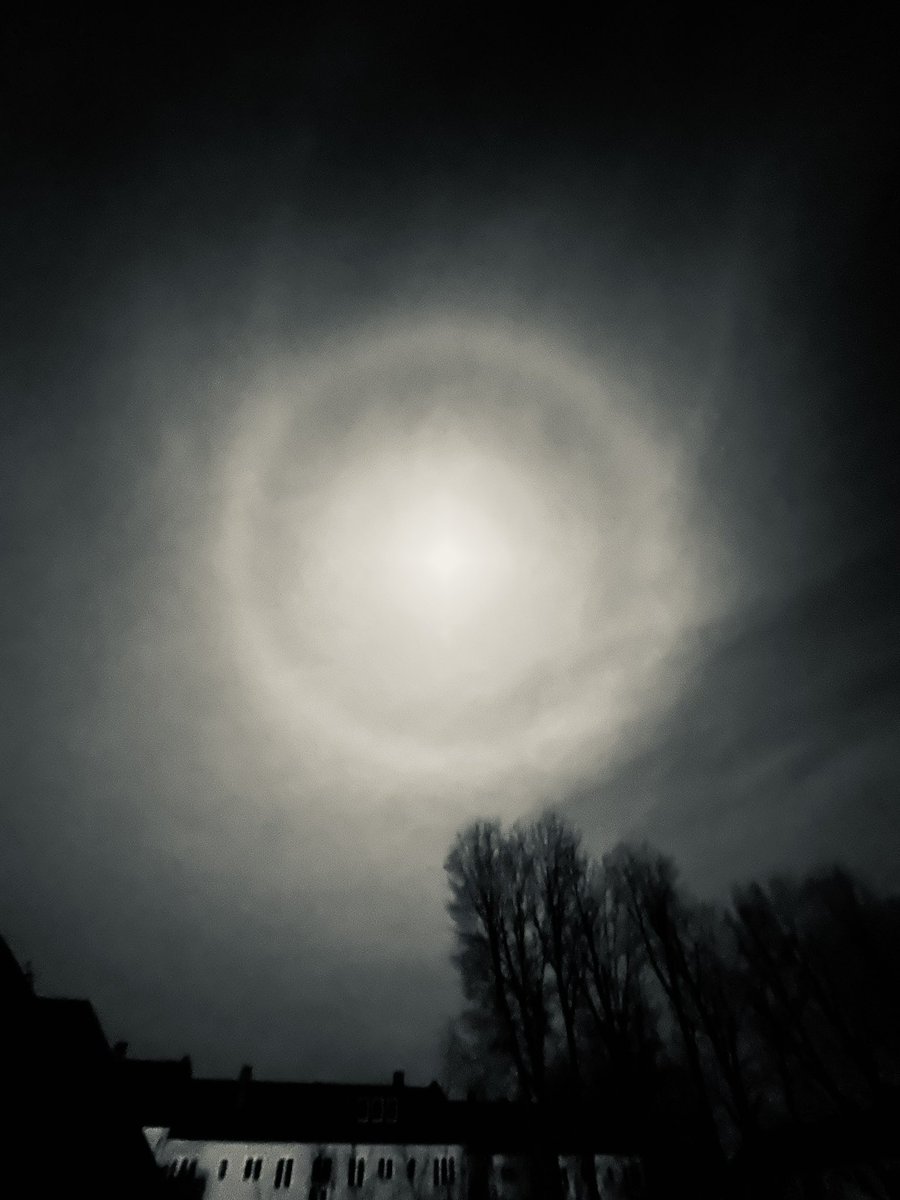 _HADES1's tweet photo. #halo #mond @DLR_next So ein schönes Phänomen 😊 #lichthof #berlin https://t.co/LESpLTHrUw