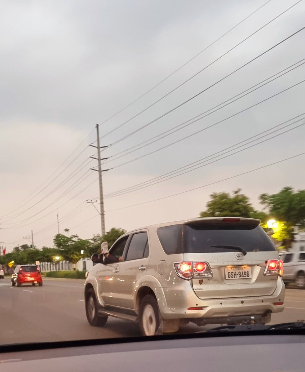 EmergenciasEc's tweet photo. Cuando tienes un carro automático te puedes dar tus pequeños lujos 😎.
Fue fotografiado vía Sambo https://t.co/zB49MDv1hC