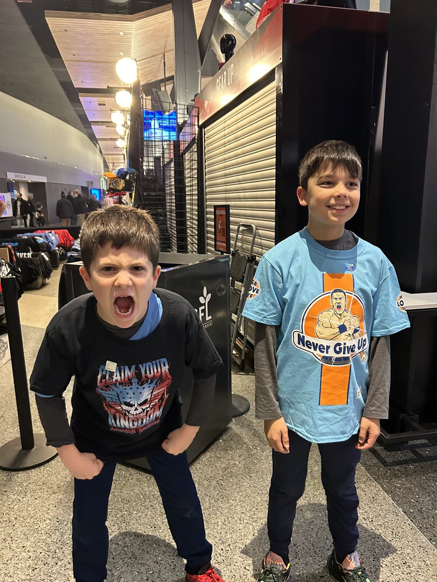 AndyFrankel1's tweet photo. #WWEdetroit debut for these two, huge fans. Here for @theaesthetic https://t.co/5hN9C2QHrX