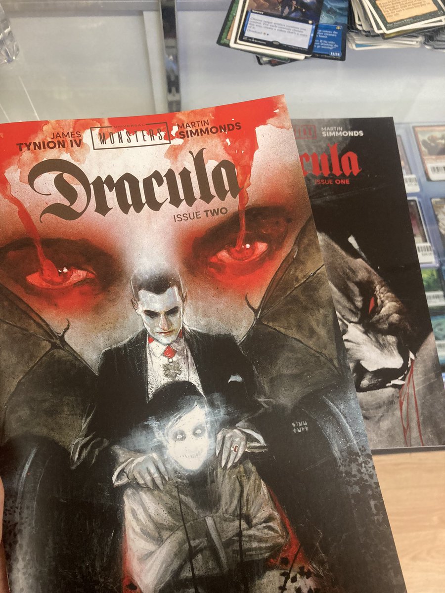 From issue one this series hit different , @JamesTheFourth @Martin_Simmonds teaming up for the return of the classic universal monster, Dracula. Reminds me of the vertigo hey day. Just really incredible stuff going on behind these covers. @ImageComics @Skybound 🔥🔥🔥