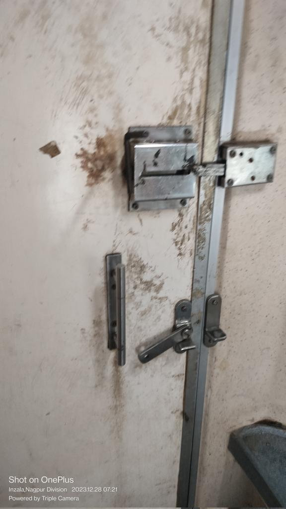 kvnanand's tweet photo. This is the current status of 3AC in train no 6113 #kasitamilsangam special train with broken doors of cabin, dustbins and rusted parts @RailMinIndia @RailwaySeva https://t.co/eMWmPEPH6z