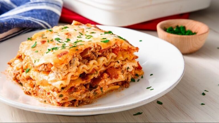 Stephanderl's tweet image. Lasagna (or Lasagne)
Lasagne is another famous Italian dish that has achieved worldwide recognition. This is a large, flat and very wide noodle. People often prepare them in layers on top of each other, with cheese (usually mozzarella or parmigiano or both), sauce, meat or…