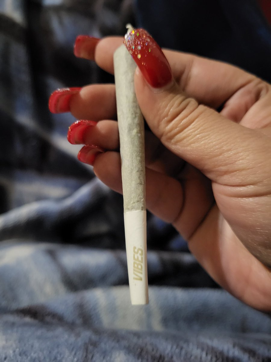 SithKittenGami1's tweet photo. Pre dinner joint. Come courtesy of @Vibes_Papers from the #StonerExpress event. Blue cheese strain. https://t.co/Sxznpmz3Fy