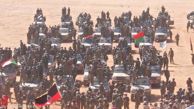 kenawyyyyy's tweet photo. هي الإمارات عايزة إيه من السودان؟

مش عايز أخش في تفاصيل كتيرة عن بداية الخلاف بين الجيش السوداني بقيادة البرهان وقوات الدعم السريع بقيادة حميدتي، بس الملخص أن الخلاف بدأ بانقلاب حميدتي على الجيش السوداني، وشايف أنه هو الأولى بحكم السودان.

الدعم السريع دلوقتي يكمن تكتله كله في غرب السودان وبينضم ليه مرتزقة من تشاد، هدفهم هو السيطرة على السودان خاصة شرق السودان، كل دا بدعم من الإمارات.

من كام يوم كان في أخبار أن فيه قوات تابعة للجيش السوداني انسحبت من "ود مدني" بولاية الجزيرة وسط السودان وتركوا السلاح والذخيرة، سابت الملعب قدام الدعم السريع وبقى المواطن السوداني وجها لوجه مع قوات الدعم السريع، الانسحابات دي تمت برشاوي من الإمارات، في نفس الوقت الجيش السوداني أعلم اعتقال 50 متعاون مع الدعم السريع، وبعدها الجيش أعلن أنه هيحقق في واقعة الانسحاب.

الجيش السوداني كسب ظهير شعبي ضخم في السودان في مواجهة الدعم السريع اللي بيدعمه أحزاب "القحط" بمساعدة مرتزقة تشاد وبفلوس الإمارات، الظهير ال��عبي اللي كسبه الجيش السوداني أعطاه قوة في الحرب والموقف الدولي عامة.

الدعم السريع زي ماقولت عايز يسيطر على شرق السودان خاصة وعلى سواحل البحر الأحمر، علشان يبقى الإمارات كدة سيطرت على جزيرة سقطرى باليمن على باب المندب وبتطمح في السيطرة على جنوب اليمن ودا من ضمن أسباب خلافها مع السعودية بعد الصلح بين السعودية وإيران والحوثيين، وبعدها تكون سيطرت على سواحل السودان على البحر الأحمر (شرق السودان)، وكمان الإمارات النهاردة مضت عقد مع مصر لإدارة ميناء سفاجا 30 سنة وقبلها ميناء السخنة وقريبا ميناء بورتوفيق، ويبقى كدة الإمارات سيطرت على البحر الأحمر، وكأنه بحر الإمارات العربية المتحدة مش البحر الأحمر.

الإمارات لا يشغلها الأكتر من 3000 قتيل في السودان ولا ملايين النازحين داخل وخارج السودان ولا شركات البنية التحتية والمرافق الحكومية ولا المصانع ومراكز البحوث والجامعات اللي تضررت على ايديها هي وحميدتي بقوات الدعم السريع ومرتزقة تشاد، الإمارات يهمها بس تبقى دولة اقتصادية كبرى وريادية وتكيد السعودية، حتى لو دا على حساب قتل مدنيين وتهجيرهم!

في لقاء محتمل بين البرهان وحميدتي بقمة الإيغاد أو الإيجاد في جيبوتي ولكن حميدتي بيشترط لقاءه مع البرهان بصفته قائد للجيش فقط وليس بصفته رئيسا لمجلس السيادة السوداني، طبعا الضحية الوحيد والخاسر الوحيد في الحرب دي هو شعب السودان، لأن السودان دولة غنية ولكن ثرواتها مسروقة لصالح الإمارات وقوات فاجنر ودول تانية كتير.

قائد الدعم السريع حميدتي في لقاء سابق وجه الشكر لدولة الإمارات، والبرهان قائد الجيش السوداني هاجم الإمارات وقال أنها سلكت طريق الشر بتأييدها لقوات الدعم السريع، و��ي خطاب أمام قوات الجيش أعلن ياسر عطا مساعد القائد العام للقوات المسلحة السودانية أن الإمارات بترسل الأسلحة والذخيرة لقوات الدعم السريع عبر أوغندا وأفريقيا الوسطى بمساعدة قوات فاجنر الروسية.

جرايم حميدتي وقوات الدعم السريع لو اتكلمت عنها مش هخلص وعايزالها تويت لوحدها، الجرايم وصلت لاغتصاب وانتهاك بيوت وحرمات وسرقة أموال السودانيين، بلاوي كتيرة اعرفوها من البلوجرز السودانيين أحسن، ربنا معاهم ♥️

الجيش السوداني عايز الحرب تخلص علشان يركز مع "تشاد"، السودان عندها شوط تاني من الحرب هيكون مع تشاد، لأن الخلاف بين السودان وتشاد يمتد لأكتر من 20 سنة، وتشاد استغلت الحرب بين الجيش السوداني والدعم السريع باحترافية.

تفتكروا الدعم السريع وحميدتي هينتصروا وهيستولوا على شرق السودان برعاية الإمارات ولا الجيش السوداني هينتصر؟
#السودان #sudan