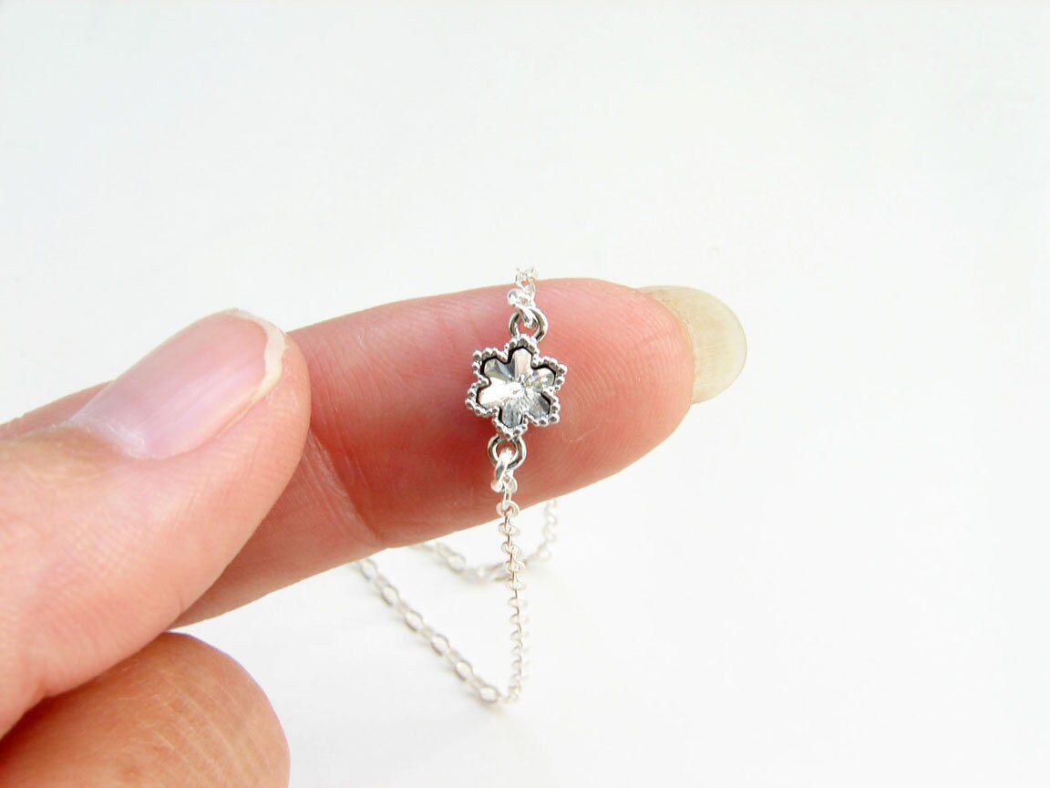 JewelryByMikako's tweet photo. Small Snowflake Bracelet ~ Crystlal Snowflake ~ Swarovski Crystal Snowflake ~ Dainty Bracelet ~ Holiday ~ Gift for Her ~ Bridesmaid Gift https://t.co/M8ktVkugbQ #CrystalSnowflake https://t.co/J2QBa8AgQp