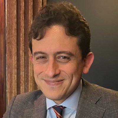 miguelyopal's tweet photo. Comparte este señor de la DIAN que tuvo la valentía de cerrar una sucursal de El Éxito por irregularidades con la facturación electrónica... para que el 2024 también tengas la valentía de él y te le declares a tu crush 🤭🤣🫣 https://t.co/VPxBeHB0dc