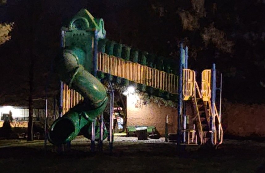 ForwardOnPlants's tweet photo. Nobody on the playground tonight #RunChatHunt @ther https://t.co/XkJXb5bhAh