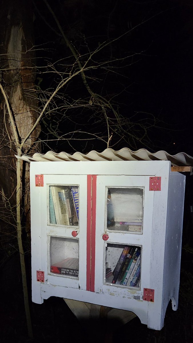 ForwardOnPlants's tweet photo. Fnally had the chance to capture this little free library! #RunChatHunt @therunchat https://t.co/RUrlpqK1AN