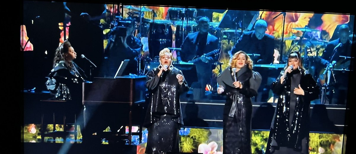Wow, the Clark Sisters paying tribute to Queen Latifah!  This is special!KennedyCenterHonors #KCHonors