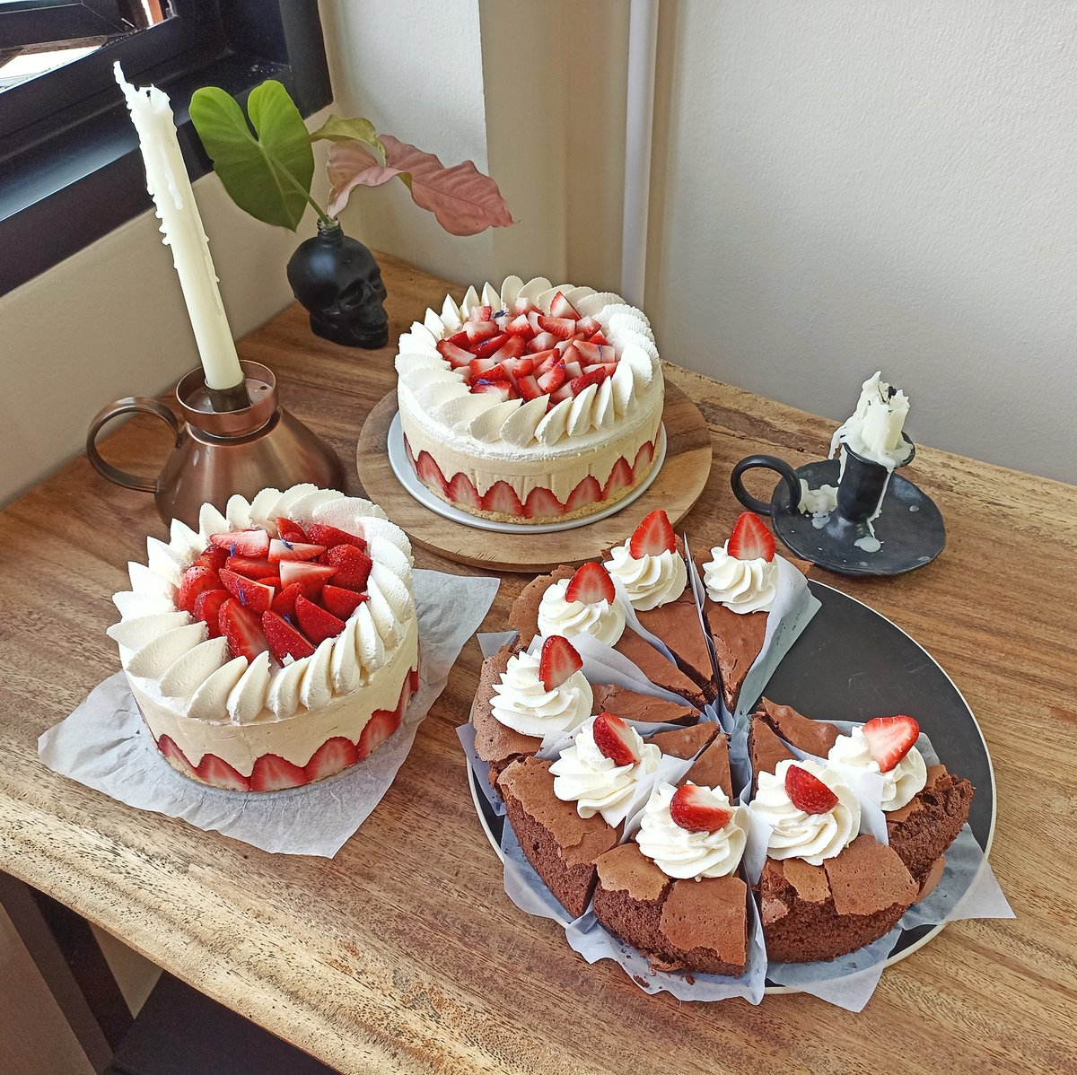 goodforsoul16's tweet photo. วันนี้มี Flourless Chocolate Cake กับ Fraisier มีคนสั่งแบบยกก้อน https://t.co/2yiitwzs6q