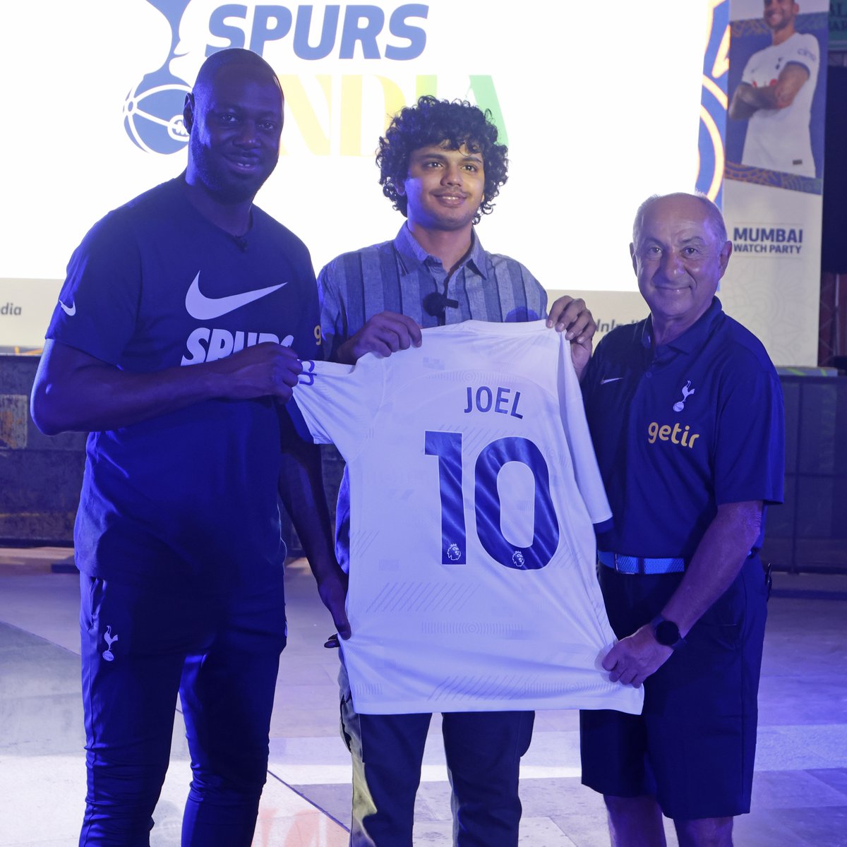 Spurs_India's tweet photo. Spurs fan and stand-up comedian Joel D'Souza was present at our watch party in Mumbai ๐ธ
And he brought snacks with him for Ledley and Ossie ๐คค
Did they enjoy it? ๐ Find out on Saturday! ๐
#SpursInIndia @coolboy_joel https://t.co/qZ6vzH14IY