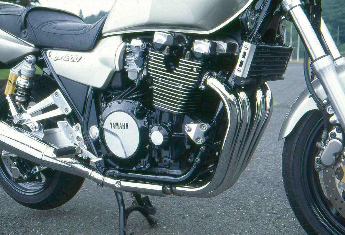 PutiMotor's tweet photo. '94 ヤマハ XJR1200の解説❗️

日本の道をダイナミックに楽しめるパワー特性、オーリンズサスが生み出すしなやかな乗り味、精悍なスタイリング。

後発組だったが、瞬く間に人気モデルの仲間入りに。

【車重/シート高/タンク/出力/当時価格】
232kg/790mm/21L/97ps/899,000円

https://t.co/b0vFBr9cqP https://t.co/5033Su72tu
