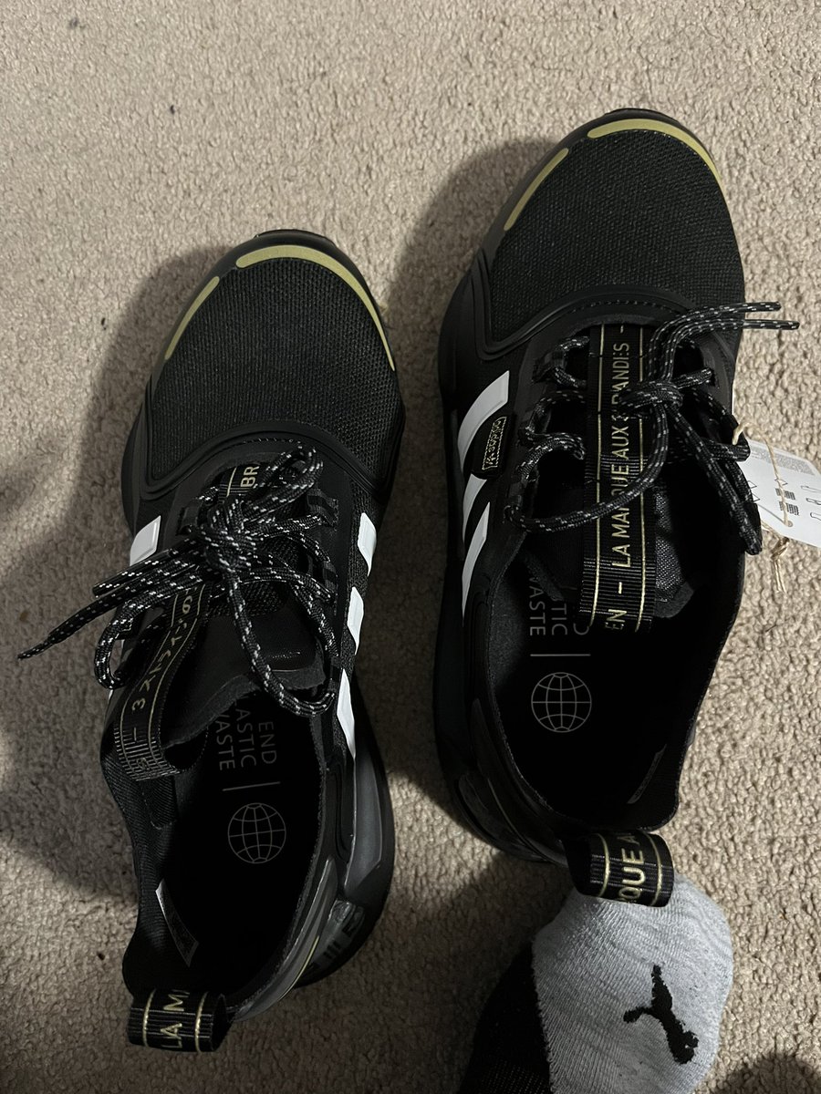 AkhilDeepSharma's tweet photo. Yo WTF! Champ @champssports Canada sent me both left pair shoe😂 https://t.co/jODyiSnhdW