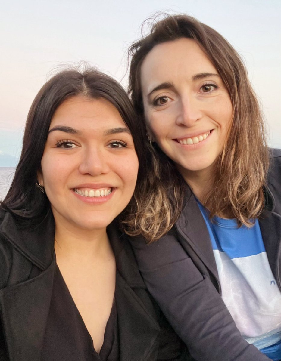 Vivi_PA's tweet photo. Hoy con la @Feeerbeatriz  en el atardecer sobre el Lago Llanquihue despidiendo el año con la entrega de regalos de amiga secreta 😂 #findeaño #amigasecreta #27Dic https://t.co/oZWikaCLSF