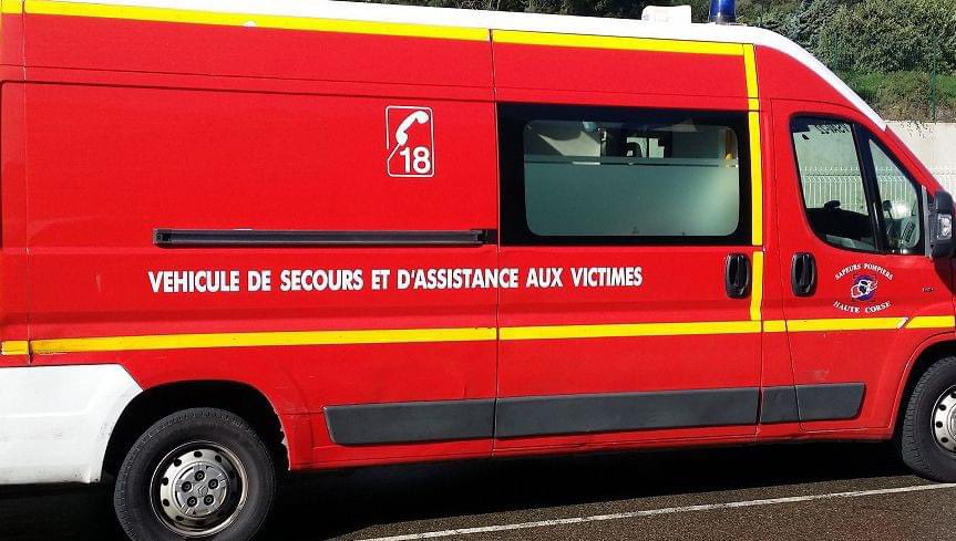 SpinghjifocuStc's tweet photo. Passer de 4 à 3  secouristes par VSAV comment des pompiers fussent-il tres importants peuvent justifier de la suppression d'un de leur collègue à l’une des 4 poignées que comporte un brancard, alors que ce pompier est essentiel pour secourir, rassurer et transporter les victimes? https://t.co/9nZpZ1KzdG