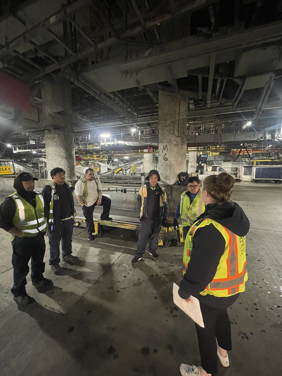 A_SimonsonUA's tweet photo. A rainy night at SFO is the perfect opportunity for a Safety Blitz! We had all swing CG leaders out with us talking wet weather safety. Was fortunate to be over talking to our great RSE’s on Ramp 5! @AOSafetyUAL @Auggiie69 @DJKinzelman https://t.co/QA4HeFAfti