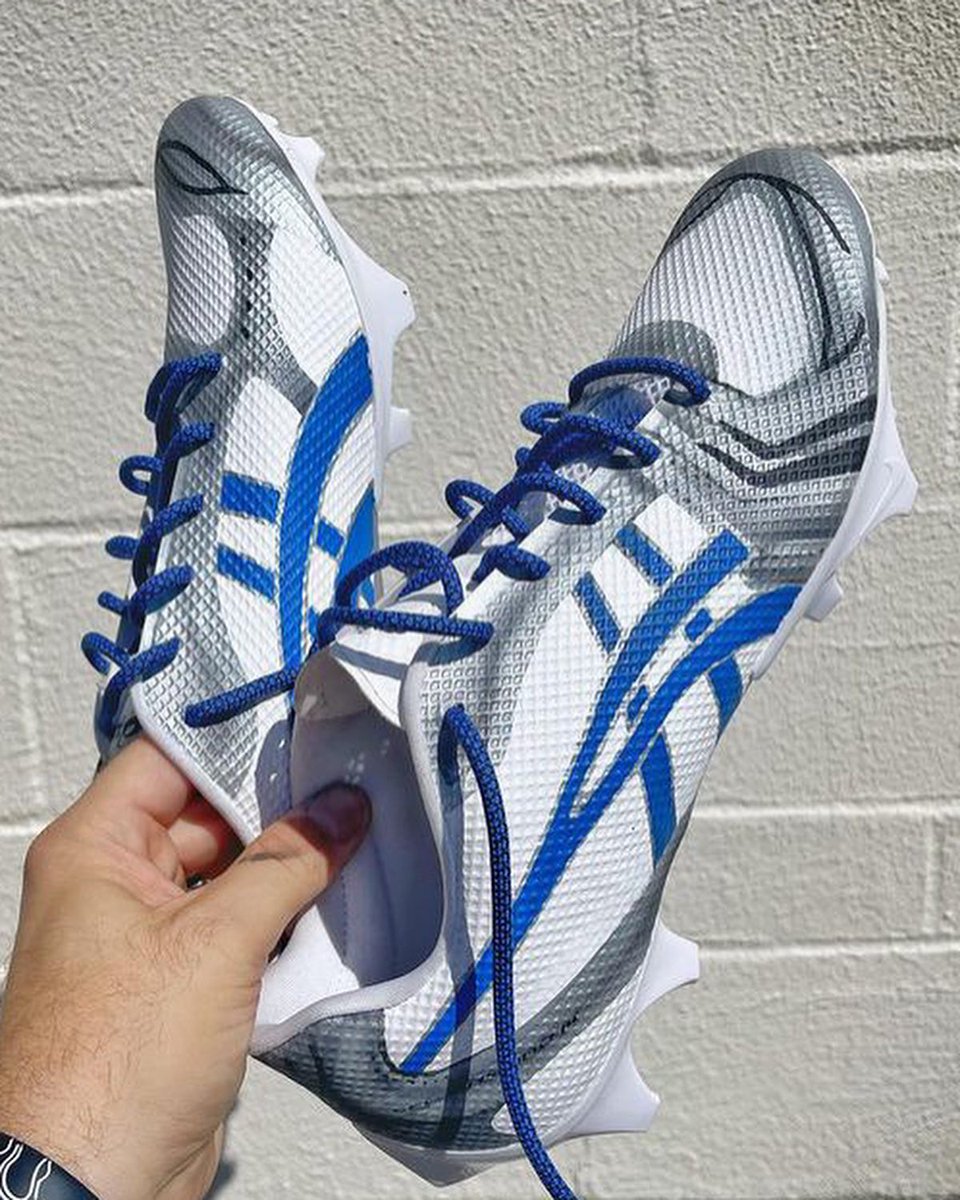2min_store's tweet photo. 今年Stefon DiggsはASICSとパートナー契約を結び、それを表現したカスタムクリーツが話題となった。

1足目はNike Vapor Edgeがベース。2足目はAsics DS-Light Acrosがベースでお気に入りのGEL-2160を再現。クオリティがヤバい。 https://t.co/ZGlVCTpiI4