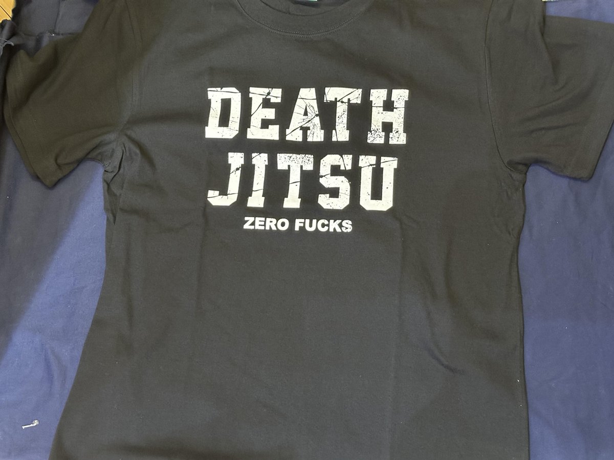 ts_satellite's tweet photo. 【仙台】
✨新商品入荷✨
#ジョン・モクスリー 選手「#DEATHJITSU」Tシャツ
が入荷いたしました🎉
新日本プロレス参戦時の入場着用でもおなじみの
【デスジツ デザイン】のNJPWバージョン‼️
文字の中には鉄格子の模様をアレンジ。
#イービーンズ 6Fにておまちしております🙇♂️
#njpw #njwk18 #MOX https://t.co/JQRyi2g8kV