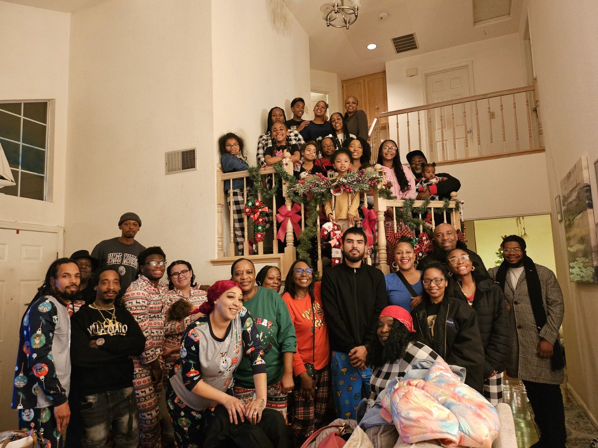 TmoPoet's tweet photo. Holidays with the family. https://t.co/EB0PKhsssW