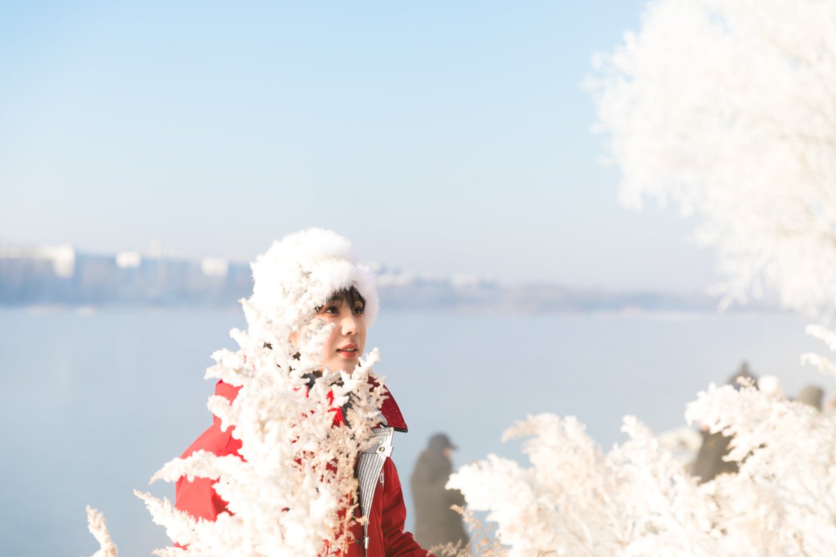 jbclp0432's tweet photo. Captured a fabulous shot amidst the enchanting rime in Jilin! 📸✨ This young beauty effortlessly blends with the frosty wonderland. Ice-cool vibes and picture-perfect moments! ❄👧 #RimeMagic #WinterGoddess #SnapshotMagic https://t.co/kojNTjE9UU