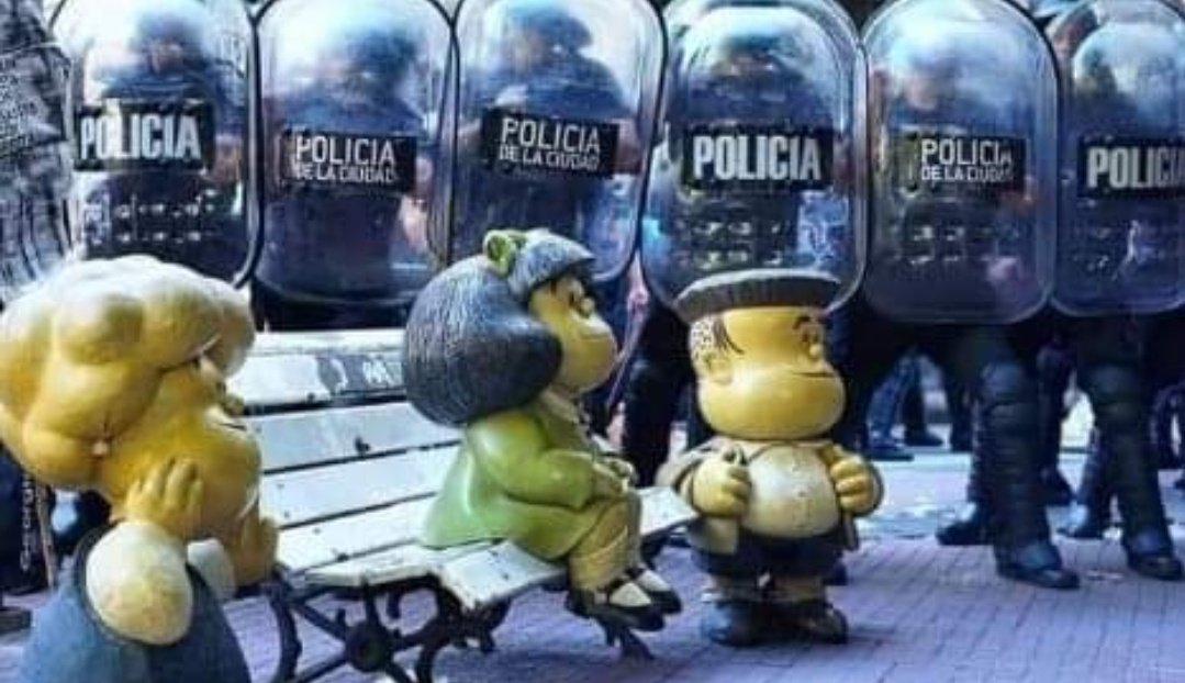 SergioRek's tweet photo. Brillante foto (perdón, no sé el autor) que describe como pocas el momento crítico y represivo que vive Argentina. https://t.co/8s6eO52oXt