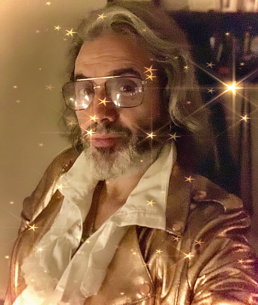 Feva’s gettin’ ready 4 New Years Eve , 
Disco 🪩 babies 🕺🏻🎸😎

 #beegeesgoldtribute #ruffleshirt