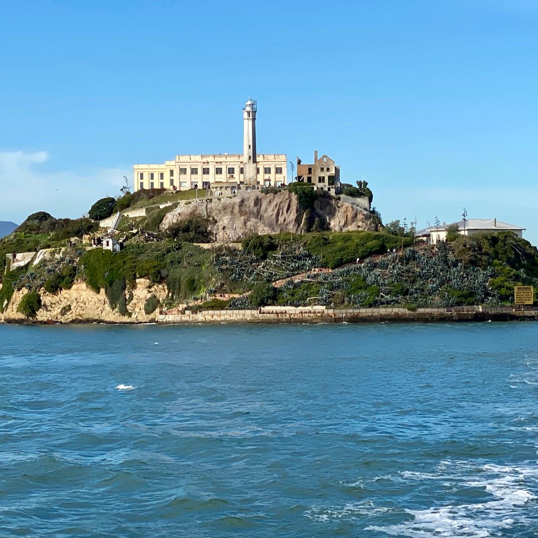 FINSAgency's tweet image. Day 4 Bucket List #17 – Visit Alcatraz! Known as 'The Rock,' this historic island prison in San Francisco Bay has stories to tell. From housing notorious criminals like Al Capone to becoming a tourist attraction, Alcatraz awaits your exploration.  #AlcatrazExploration #BucketList