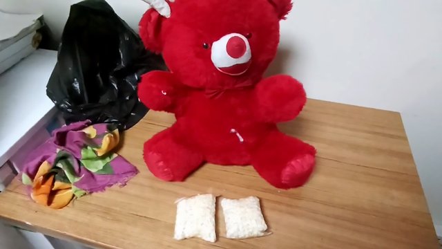 #SONDAKİKA 
Adana'da polisin takiple durdurduğu takside, Suriye uyruklu müşteri Mahmud Yasin E.´nin (28) yanındaki oyuncak ayının içinden 1825 uyuşturucu hap çıktı.