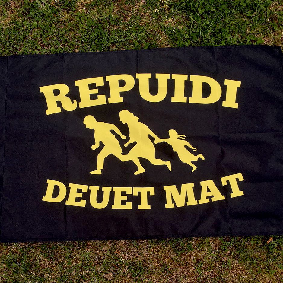 BZH_Antifa's tweet photo. Notre publication d'hier énerve beaucoup les racistes, alors on va continuer avec un petit cours de breton :
REPUIDI DEUET MAT ! 🤝
(Bienvenue aux réfugié-es)

Ces drapeaux #RefugeesWelcome en #LangueBretonne sont vendus par @disuj : https://t.co/u48CnDX33M

#BZHG #BreizhAntifa https://t.co/NYAgDGgsej