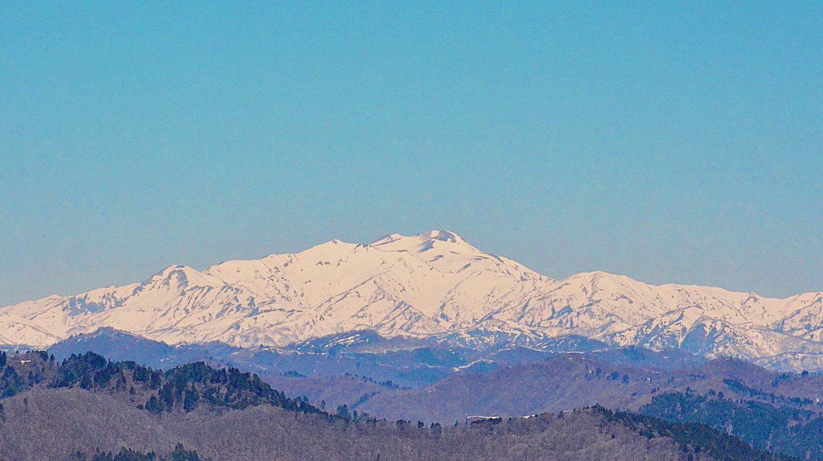 菩提寺の裏山を登り山頂まで登ると綺麗に白山三山(白山連峰)を遥拝する事が出来る

当家地域が、古くより白山信仰の地として栄えた理由の一つでしょう