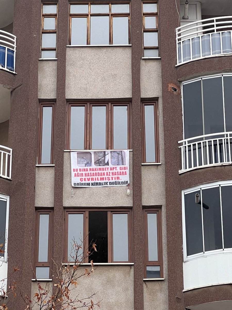 Malatya, Mehmet Buyruk Caddesi’nde bir apartmana asılan pankart dikkatleri çekti. “BU BİNA HAKİMBEY APT. GİBİ AĞIR HASARDAN AZ HASARA ÇEVRİLMİŞTİR. DAİREM KİRALIK DEĞİLDİR.”