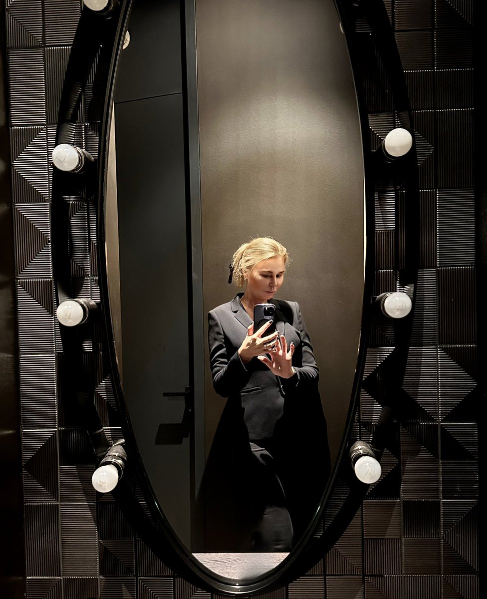 inna_kelberer's tweet photo. I’ve just noticed this awesome mirror. How could I not have taken a selfie? https://t.co/X9Tm1G5AsR