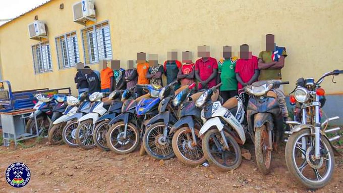 EstelleKonkobo's tweet photo. #BURKINA_FASO
La #police_natonale  a démantelé un réseau de 13 membres spécialisé dans les #vols à main armée et le recel d'engins volés dans plusieurs quartiers de #Ouagadougou dont #Kilwin, #Yagma, #Marcoussis.
#Iwili https://t.co/BHxHV5U4bS
