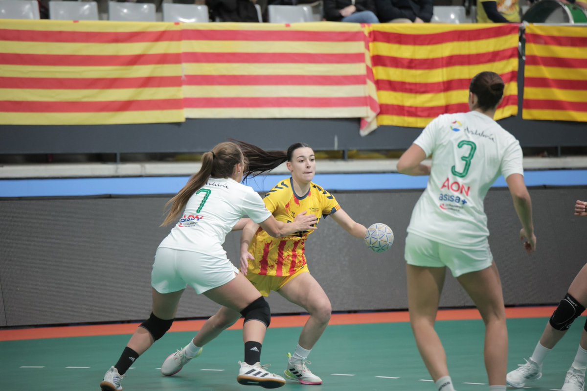 FedCatHandbol's tweet photo. 🤾🏽‍♀️La SCJF s'adjudica la seva plaça a quarts de final del #CESA2024CAT ❗️

👏🏽 Gran treball, enhorabona noies!

 #HandbolCatalà https://t.co/3ldlAtY5p8