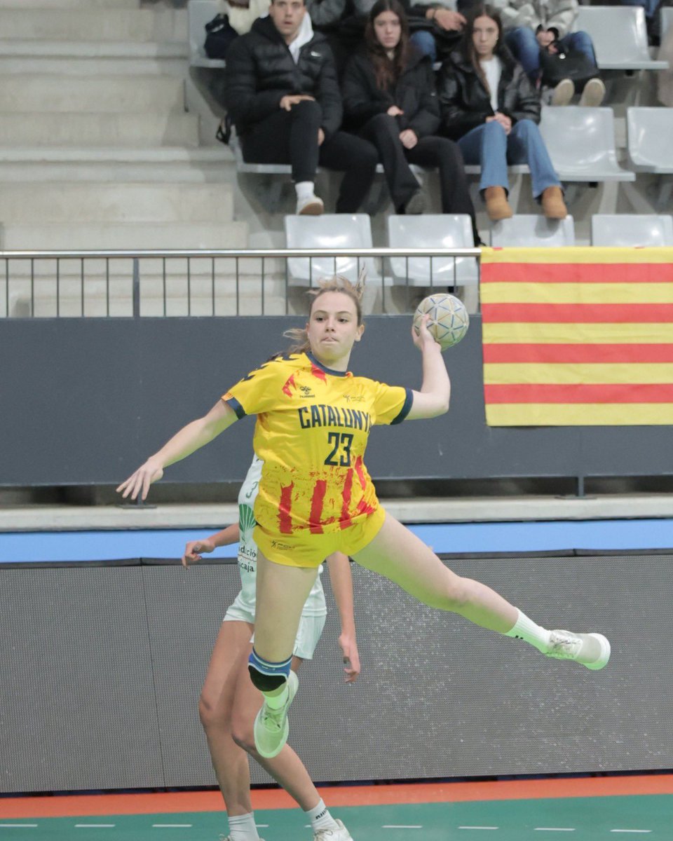 FedCatHandbol's tweet photo. 🤾🏽‍♀️La SCJF s'adjudica la seva plaça a quarts de final del #CESA2024CAT ❗️

👏🏽 Gran treball, enhorabona noies!

 #HandbolCatalà https://t.co/3ldlAtY5p8