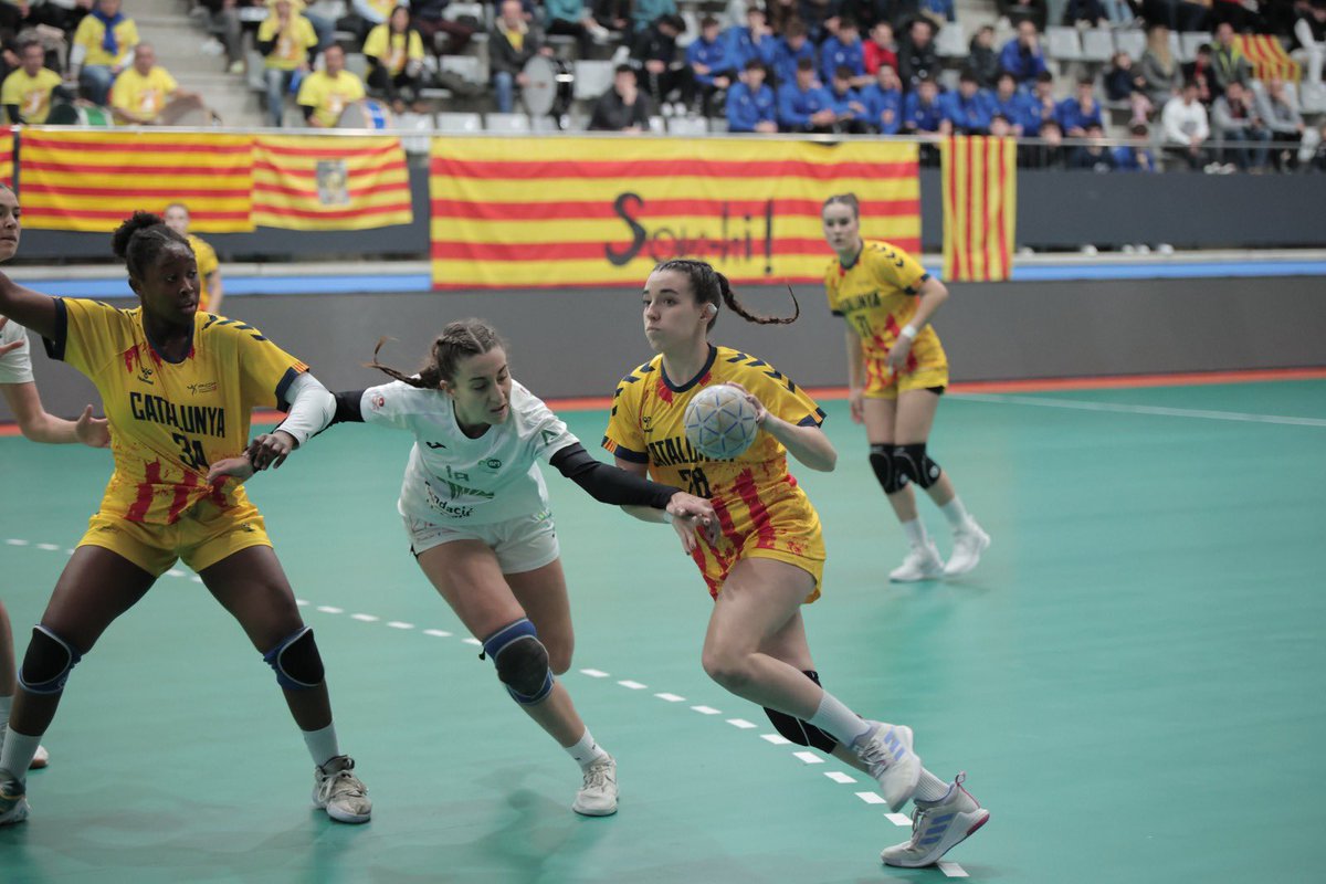 FedCatHandbol's tweet photo. 🤾🏽‍♀️La SCJF s'adjudica la seva plaça a quarts de final del #CESA2024CAT ❗️

👏🏽 Gran treball, enhorabona noies!

 #HandbolCatalà https://t.co/3ldlAtY5p8