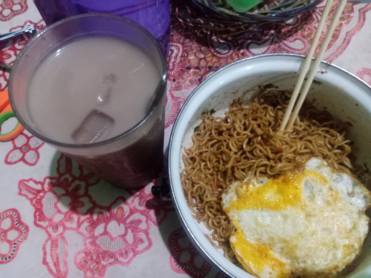 mjdlauraa's tweet photo. milo + mie goreng!! this is what happiness actually looks like 🤤 anw maaf telornya berantakan kaya hidup km 😭 i fucked up! https://t.co/evFCMH6F8z