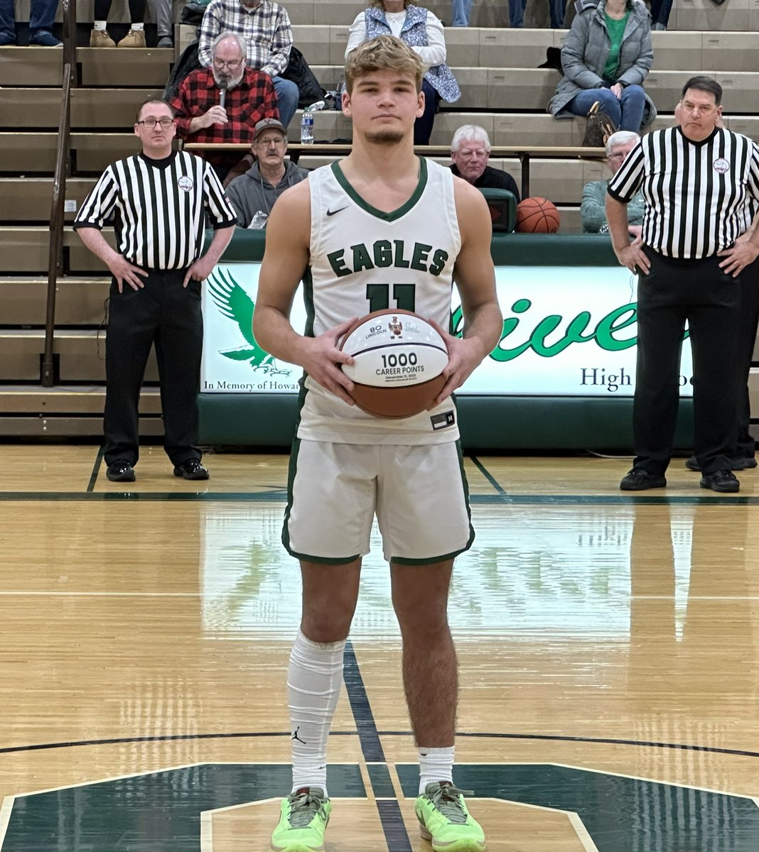 Prior to Wednesday’s game, Olivet senior Bo Lincoln was presented a commemorative 🏀 for scoring his 1,000th career point on Dec. 21 against Schoolcraft.