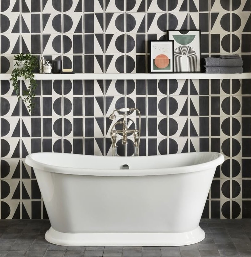 Black and White bathrooms can be both Classic and Contemporary! Whether you use black on walls, ceilings or black and white tiles conbined, it creates a neutral look that’s anything but boring. 📸@Darrenchung74 Tiles: @Bertandmay #Bayswaterbaths #Baths