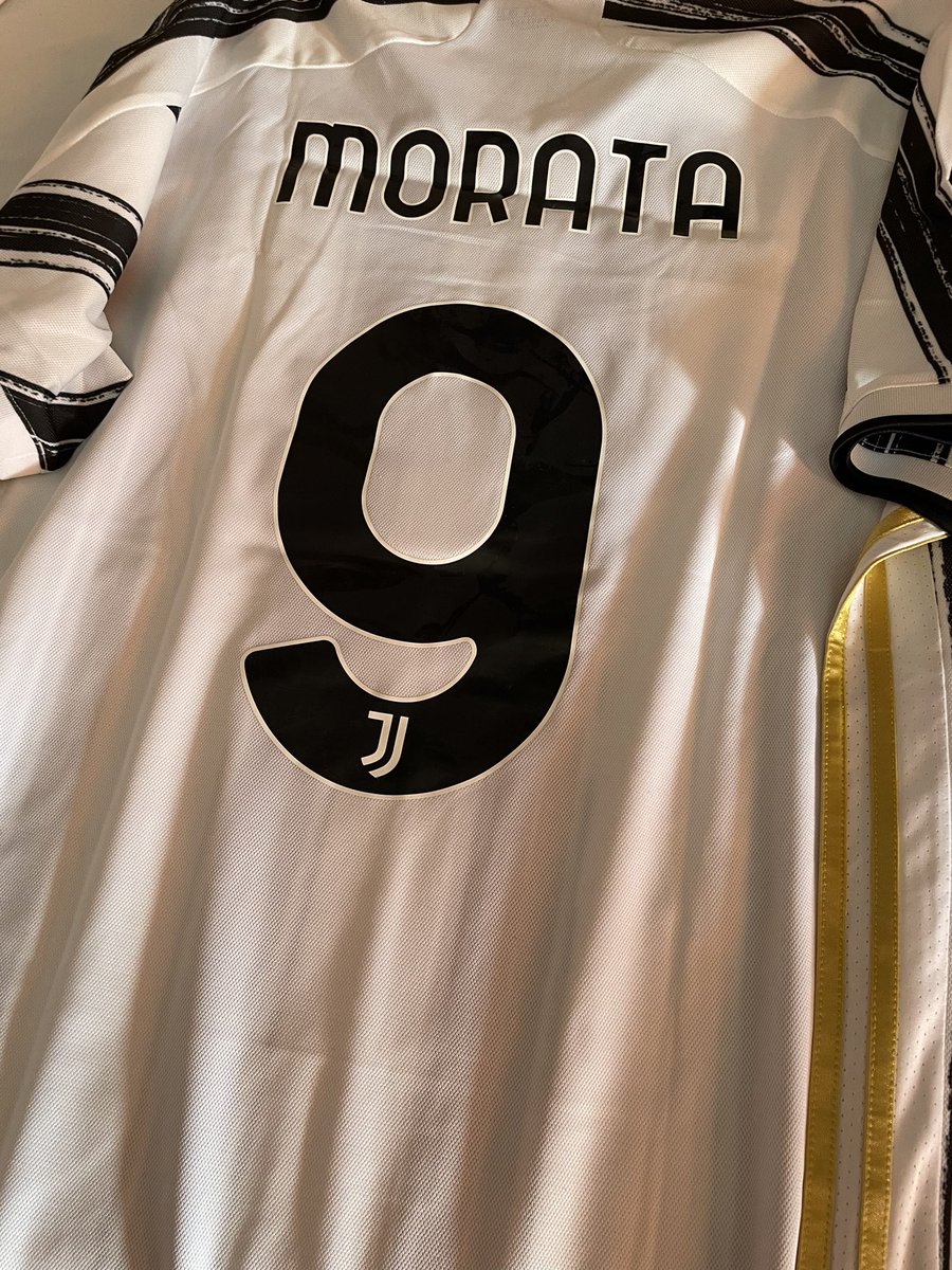 Edob0's tweet photo. Perché NOI insieme ad un certo CR7 abbiamo portato avanti la carretta nell’annata Pirlo👍🏻 https://t.co/9qoWVkpfBc