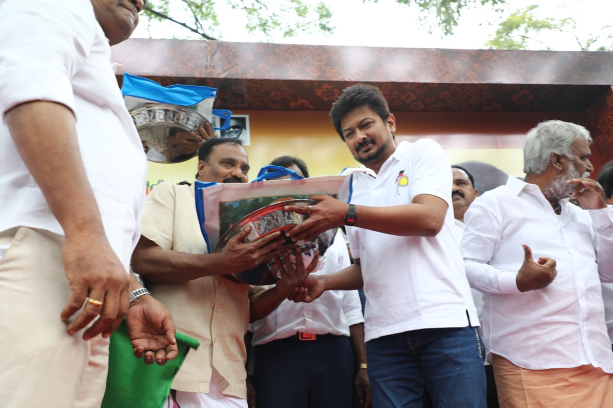 SUDHARSANAM_S's tweet photo. #cyclonemichaugn மற்றும் வெள்ள பாதிப்புக்கு உள்ளான வடசென்னை மக்களுக்கு @DrKalanidhiV ஏற்பாட்டில் 30 ஆயிரம் குடும்பங்களுக்கு நிவாரண பொருட்களை வழங்கும் வகையில் பகுதியைச் சேர்ந்த மக்கள் பிரதிநிதிகள் கழக நிர்வாகிகளிடம் நிவாரணங்கள் அடங்கிய தொகுப்பை கழக இளைஞரணி செயலாளரும் மற்றும் மாண்புமிகு இளைஞர் நலன் விளையாட்டு மேம்பாட்டுத்துறை
அமைச்சர் திரு @Udhaystalin அவர்கள் வழங்கிய நிகழ்வில் கலந்து கொண்டேன்
#களத்தில்_திமுக #MKStalin #ChiefMinisterMKStalin #DMK #DMK4TN