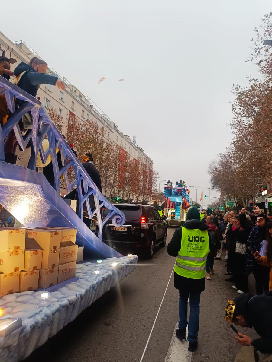 UdcChamartin's tweet photo. Otro año más colaboramos en la cabalgata del distrito, lo pasamos genial y no hay mejor regalo que ver las caras de alegría y sorpresa de las personitas que acudieron al evento ¡ahora toca esperar a que vengan los reyes magos! 😍🥳👑🎁@JMDChamartin @MADRID @AsocElOlivar https://t.co/muwyeOA1A0
