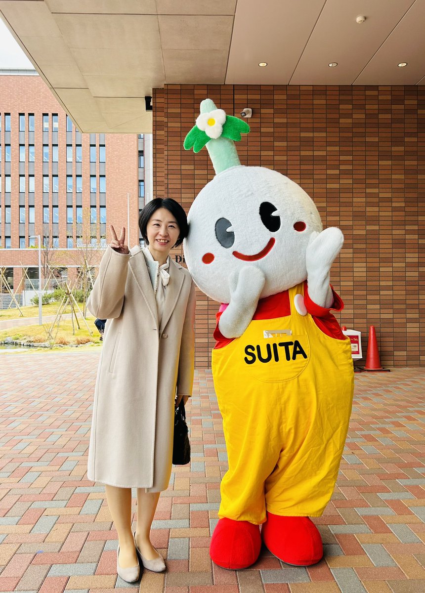 izumiohtake's tweet photo. #大竹いずみ です😊
本年最初の行事は、#大和大学 で開催の #吹田市新年懇談会 。日頃お世話になっている地域や企業の皆様に新年のご挨拶を✨ #吹田市 のキャラクター、#すいたん と記念撮影📷
午後からは、#大阪新年互礼会 へ参加させて頂きました。本年も元気一杯頑張ってまいります😊　#公明党 https://t.co/CECKQoNr78
