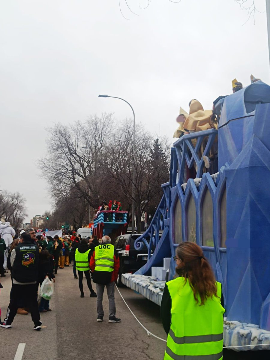 UdcChamartin's tweet photo. Otro año más colaboramos en la cabalgata del distrito, lo pasamos genial y no hay mejor regalo que ver las caras de alegría y sorpresa de las personitas que acudieron al evento ¡ahora toca esperar a que vengan los reyes magos! 😍🥳👑🎁@JMDChamartin @MADRID @AsocElOlivar https://t.co/muwyeOA1A0