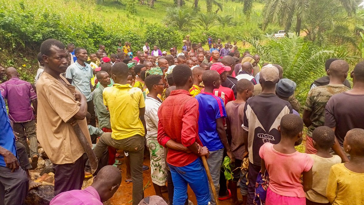 mpandacommune's tweet photo. Mu gitondo co kuri uyu wa Kane , igenekerezo rya 4Nzero2024, Musitanteri wa komine Mpanda #Nadine_NIBITANGA, yazindukiye ku mutumba wa #Butanuka, mu bikorwa rusangi vyo kwegeranya amabuye yo kwubaka igihomoka kigomba  kwonona ibararabara.
@MininterInfosBi https://t.co/wXk6oLCg7T