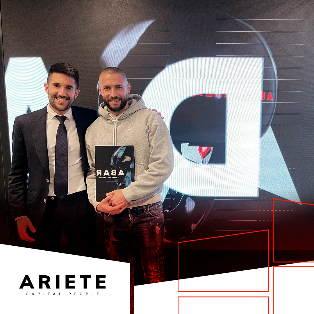 Arietecapital's tweet photo. El futbolista @davidjunca17 visita #ARIETE. El jugador del @WislaKrakowSA ha visitado nuestra nueva sede, en la Torre Glòries de #BCN, para revisar su #CapitalPlan.

Seguimos trabajando con nuestros #líderes, ayudándoles a alcanzar sus sueños y sus metas profesionales. 💪 https://t.co/oVoJZO4PJy