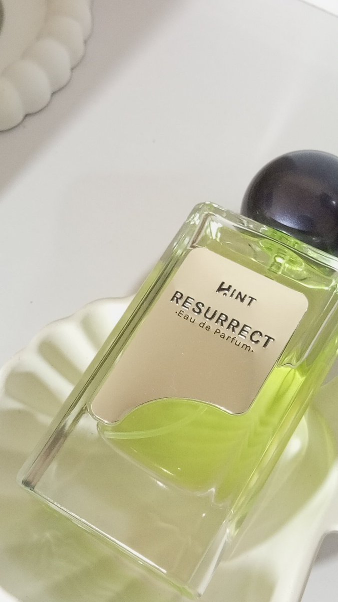 vdlansy's tweet photo. Pas nyium parfum ini wanginya serasa lagi jalan-jalan di alam dengan pemandangan yang indah banget!. 

Aku punya varian Resurrect yang
Wangi aromatik-bunga unik dan suede (kulit sintetik). 
 
#HintOfYou #HintTheOneAndOnly #SkintentionbyBeautyHaul #Skintentioncommunity https://t.co/RBaqyoaQRa